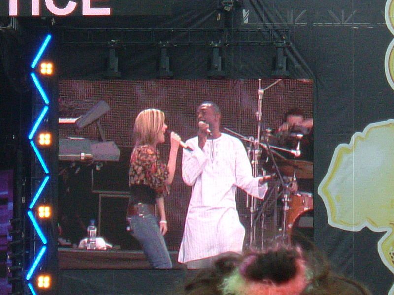 Dido with Youssou N'Dour in 2005